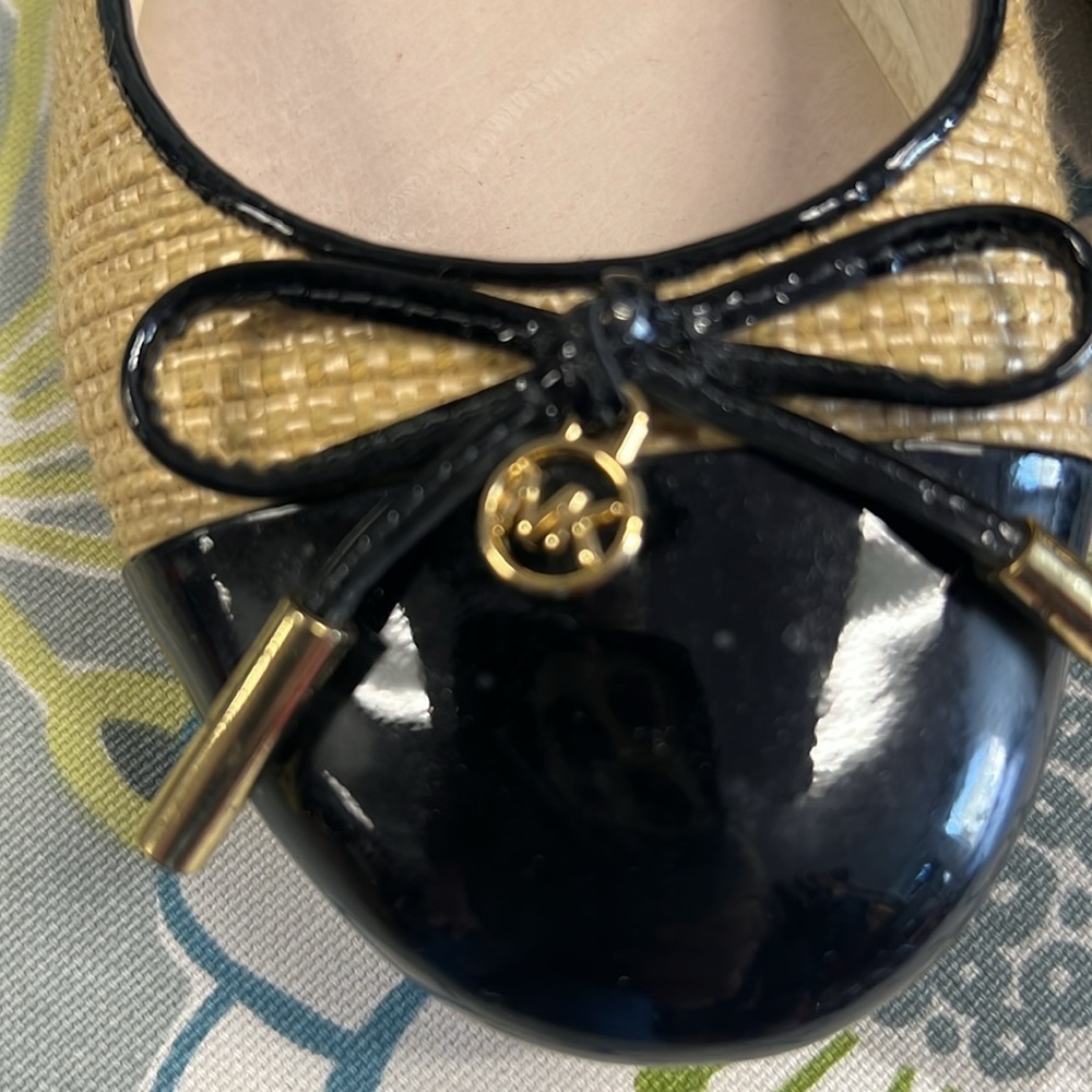 Michael Kors, women’s lover size 6 1/2 tan and black with gold accent - Picture 2 of 4
